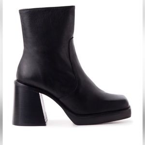 L’intervalle epinal black leather heel ankle boots women’s sz 39 / 9 -never worn